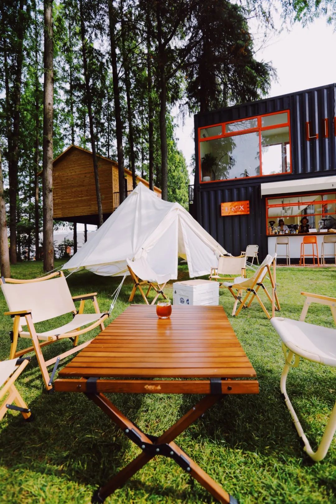 大草坪 帐篷 集装箱,松江这家新开的咖啡馆,你来过了吗?_澎湃号·政务