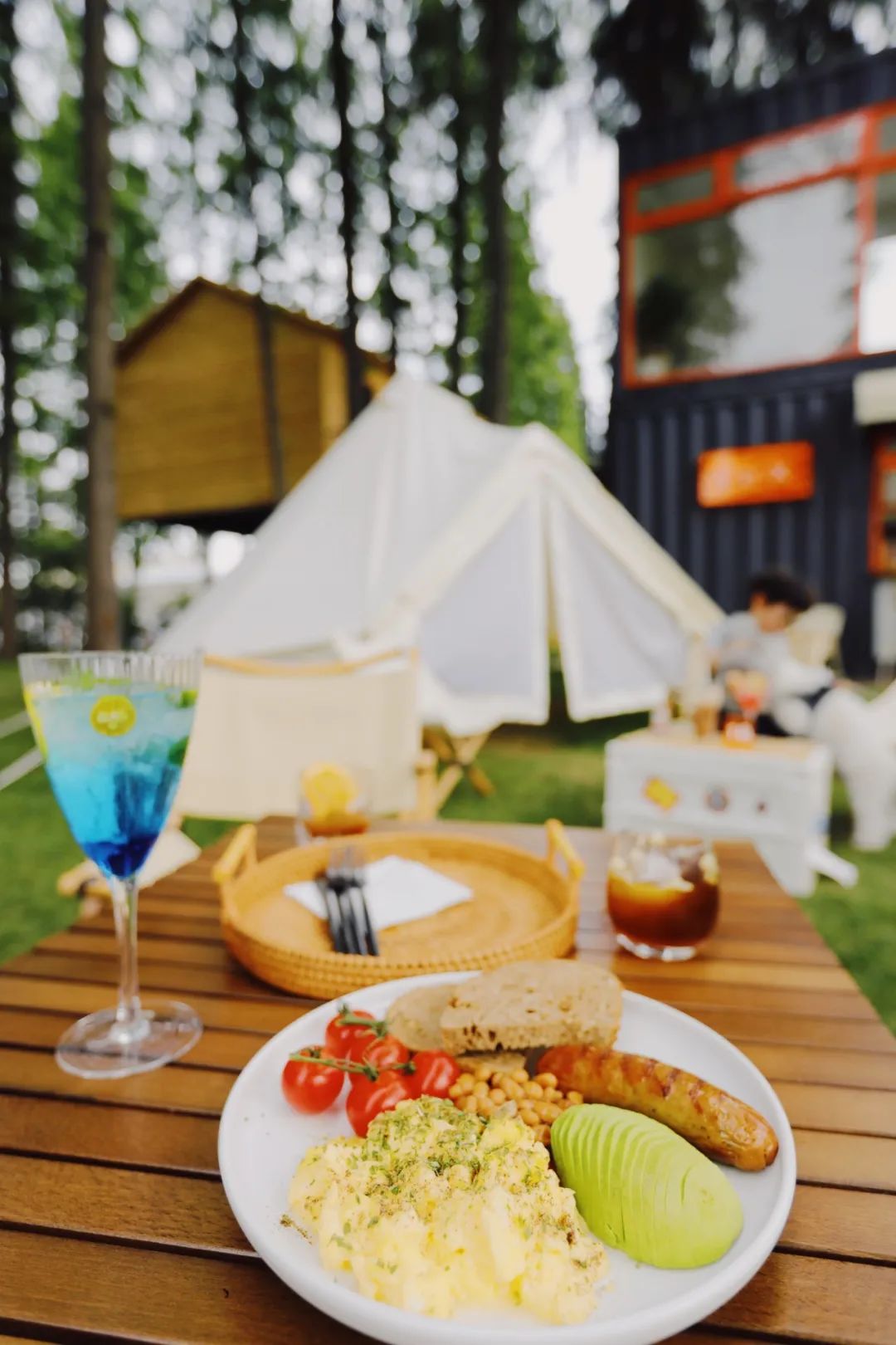 大草坪 帐篷 集装箱,松江这家新开的咖啡馆,你来过了吗?_澎湃号·政务