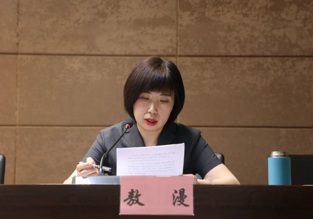 会议由党组书记,院长杨文清主持,全体干警参加.