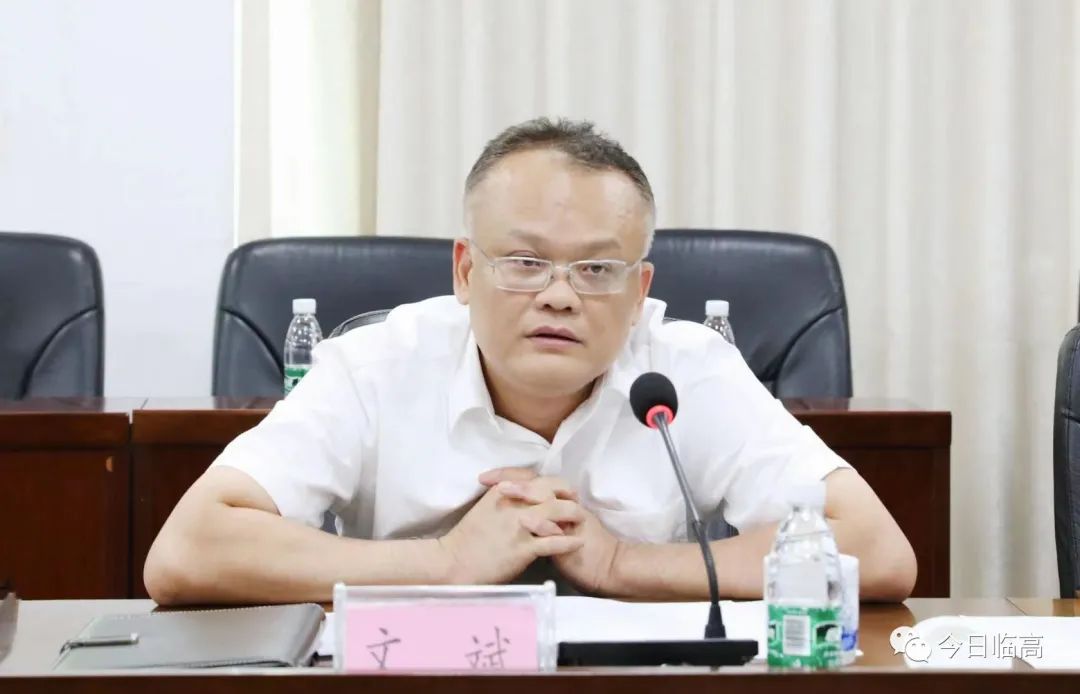 6月15日上午,县委书记文斌会见中信集团中信银行海口分行副行长张强军