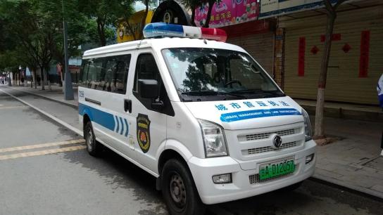 社区志愿者维护秩序清扫卫生,全区各出租车公司及社会爱心