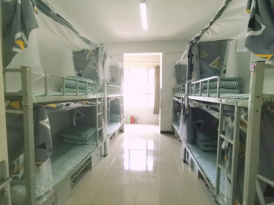 一幢可容纳1000人住宿的男女生宿舍及可容近百人同时就餐的学生食堂,4