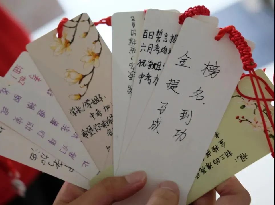 初一年级的学弟学妹们通过给学长学姐编手绳,写祝福书签等形式,对初三