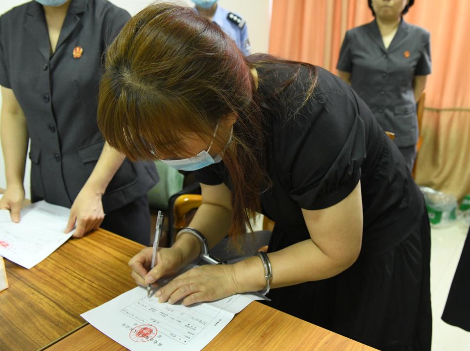 抓捕女嫌疑人戴手铐图片