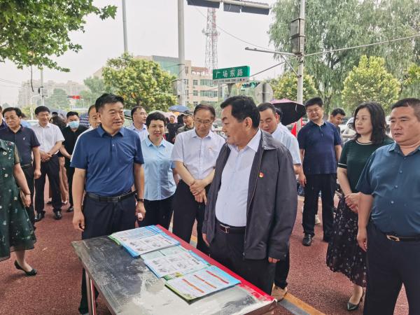 县委书记王国玺(右二)带领四大班子领导参观知道安全生产月咨询活动