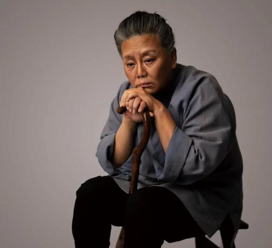 贾雨岚 饰奶奶"喊一声亲亲的贺兰山,一步一回头…"这些发生在宁夏人