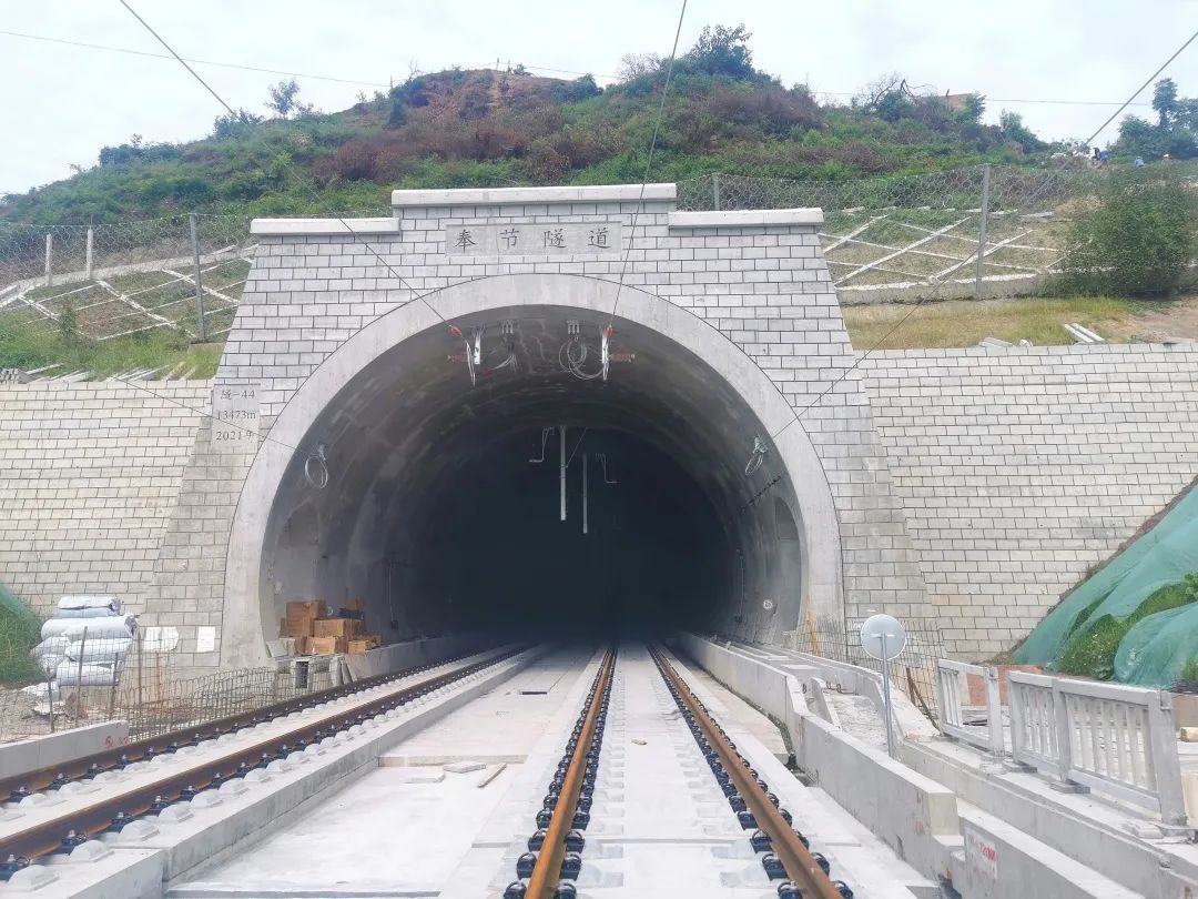 全国首例高铁隧道上方新建一条高铁隧道——伯公坳隧道已顺利贯通_深圳新闻网