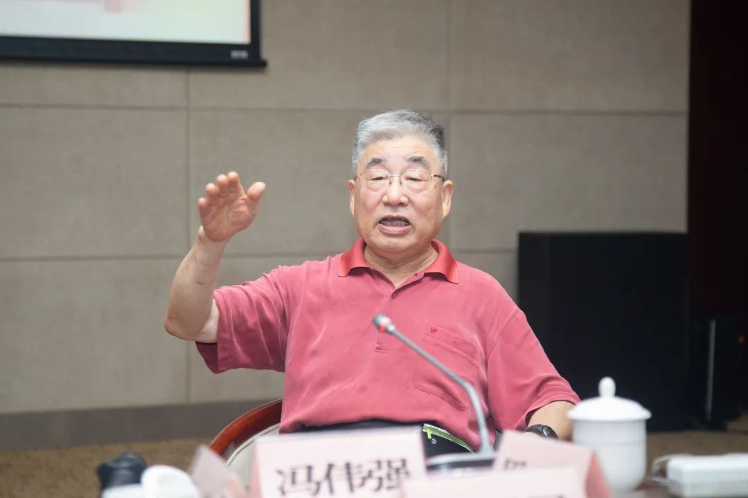 冯伟强同志一一解答了青年同志心中的疑问.