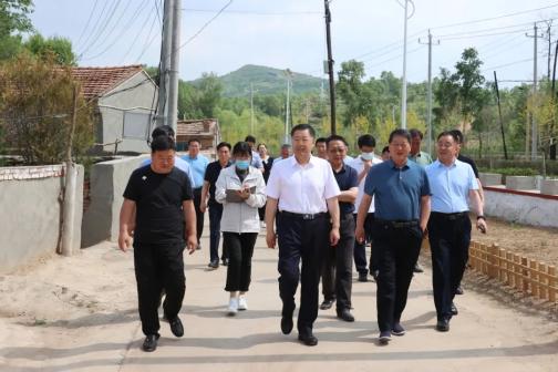 6月15日,市政府副市长,区委书记刘雪松在红旗营乡,石窑子乡调研乡镇