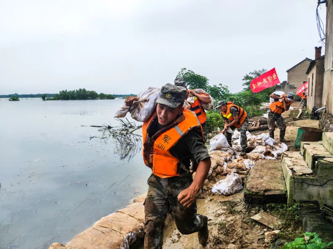 坚守英雄连集体立功23次