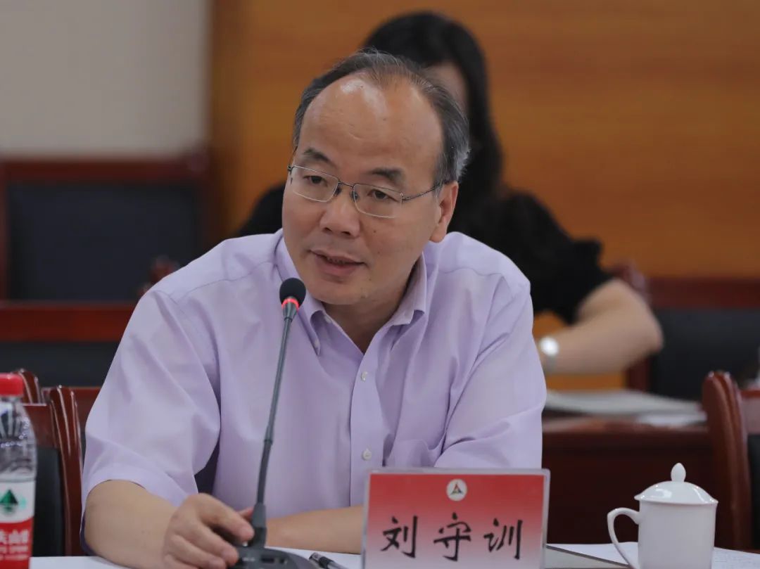 刘守训副校长在总结发言中感谢校外特聘专家们的真知灼见.