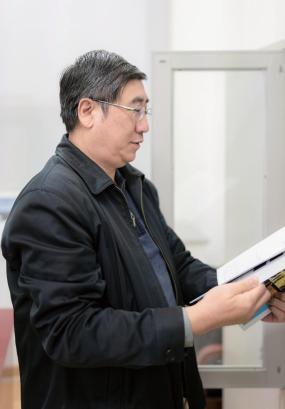 生活上,黄庆明能简则简.