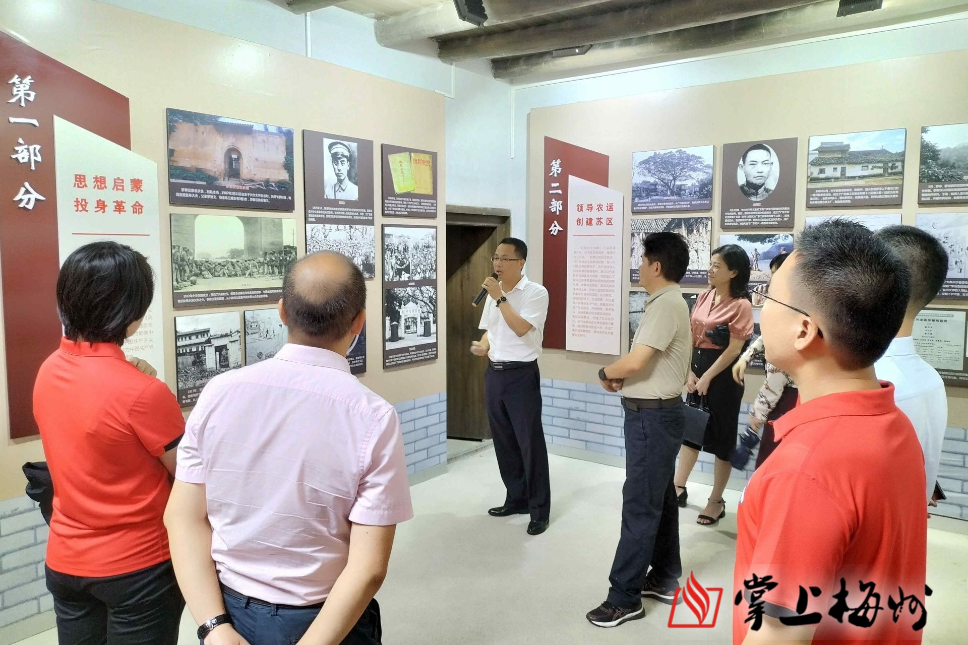 在大坪镇罗屏汉故居,许杰浩亲自为来宾讲解罗屏汉革命事迹.