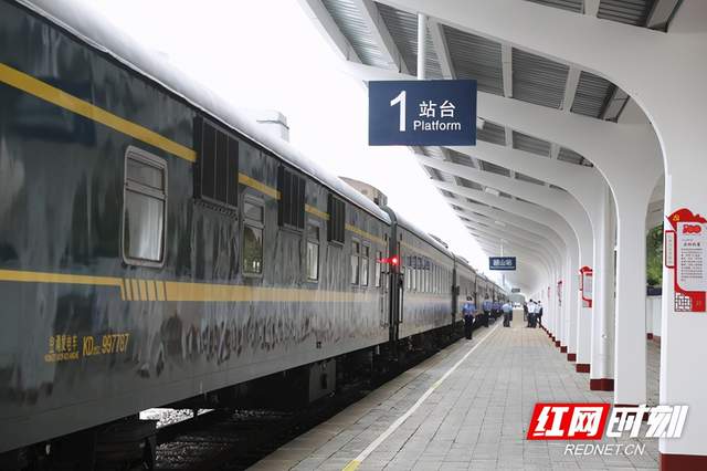 组图丨韶山至井冈山红色专列长啥样?一组高清图抢"鲜"看