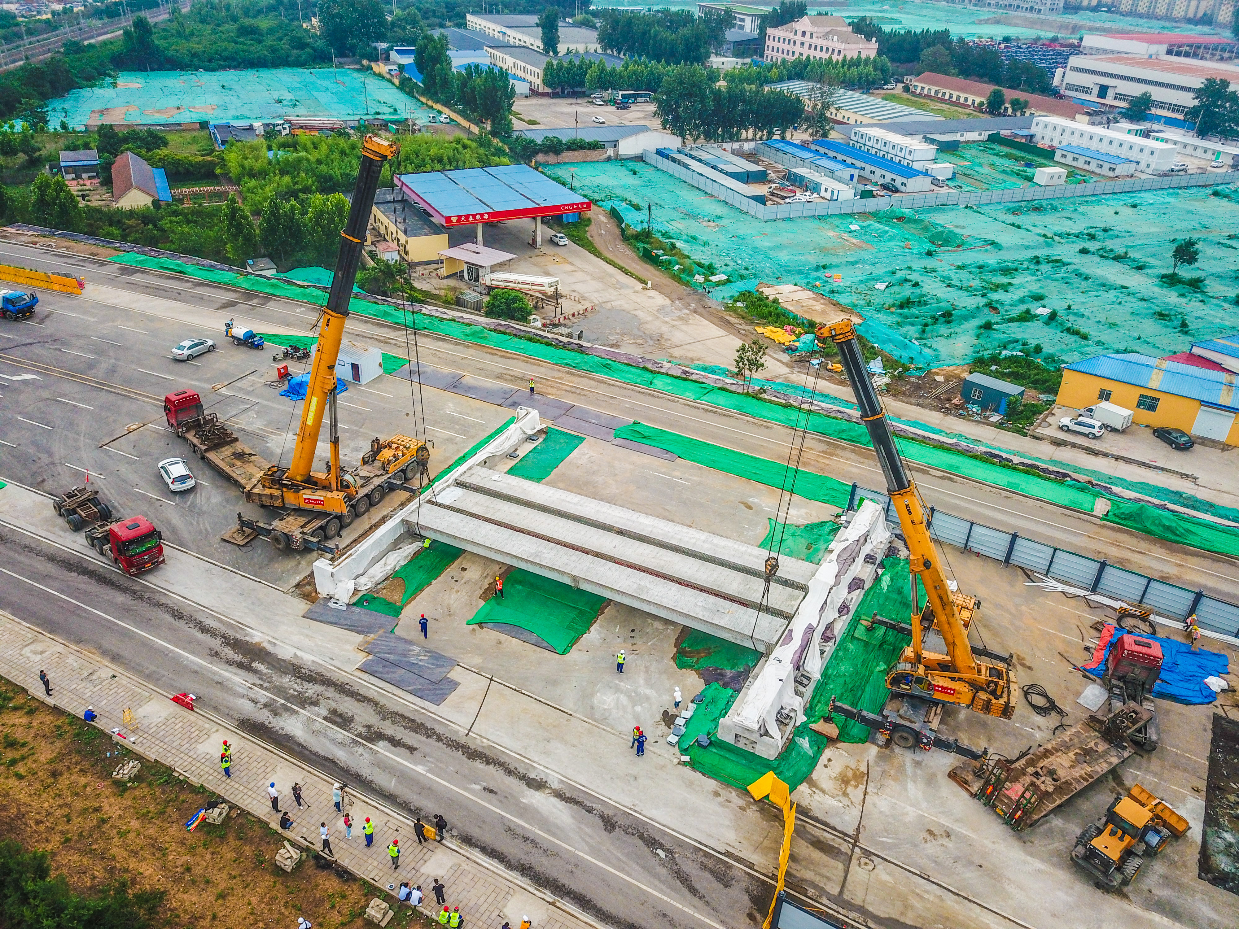 濰坊寶通街快速路涉鐵路段工程項目首片箱梁架設成功