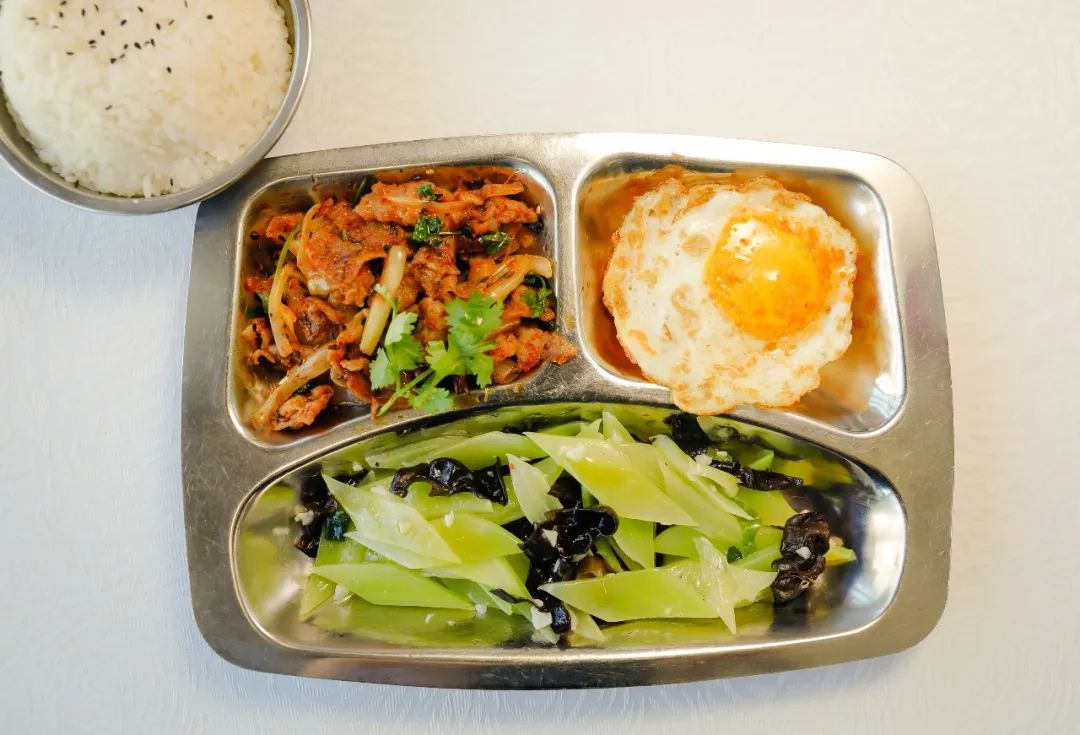 再多品尝几次航味为毕业生们送上祝福北航食堂推出毕业季套餐"航味"