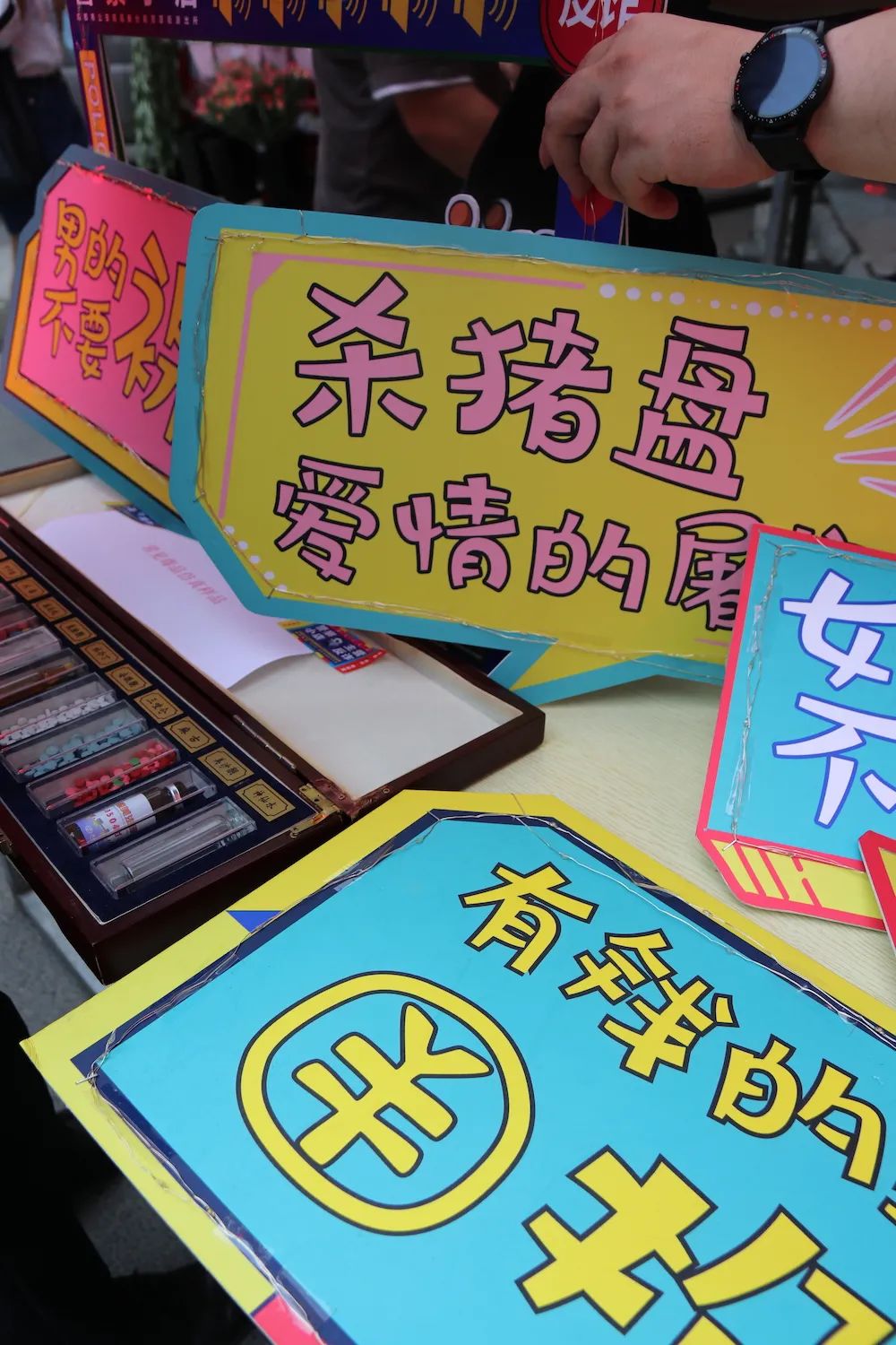 也别着急走,警察小店还有一个绝对不可错过的打卡区,真·百万文案区