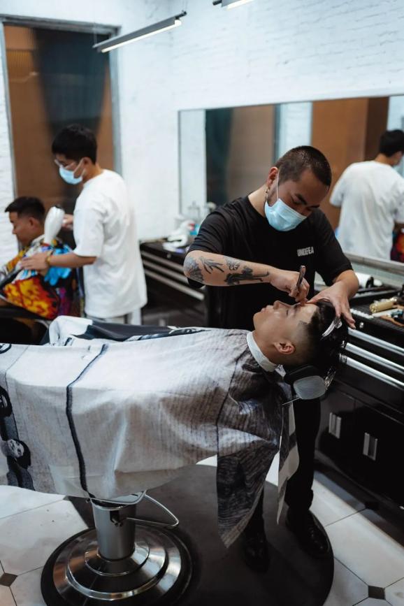 他开了家好看的理发店让男人心甘情愿花200元理发