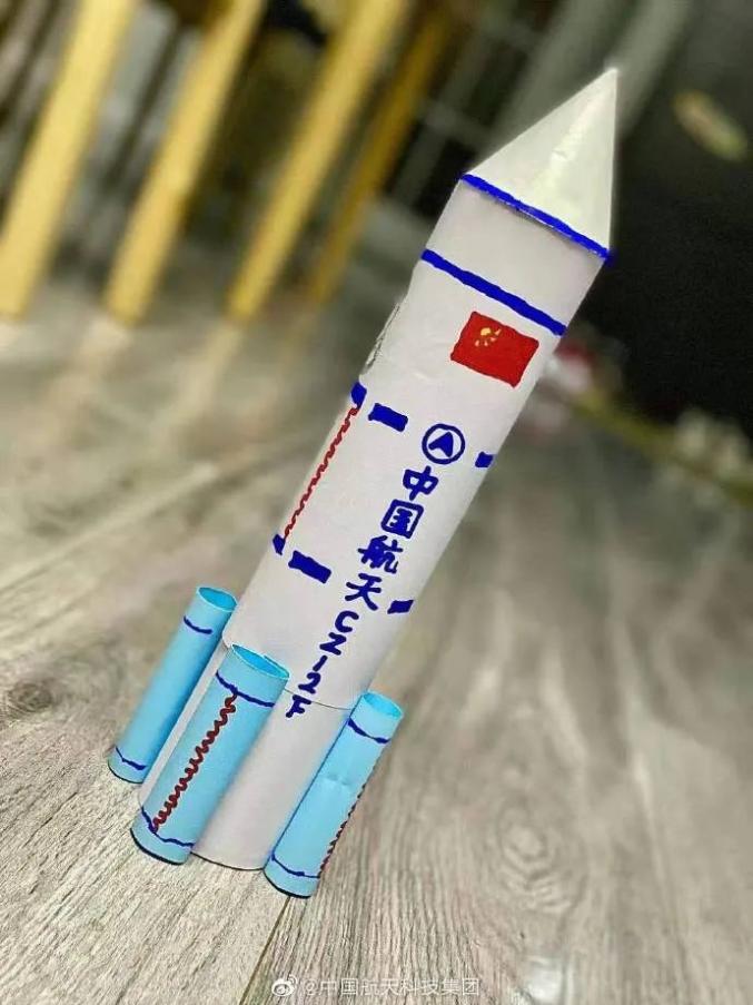 不仅模仿了 火箭的神气造型