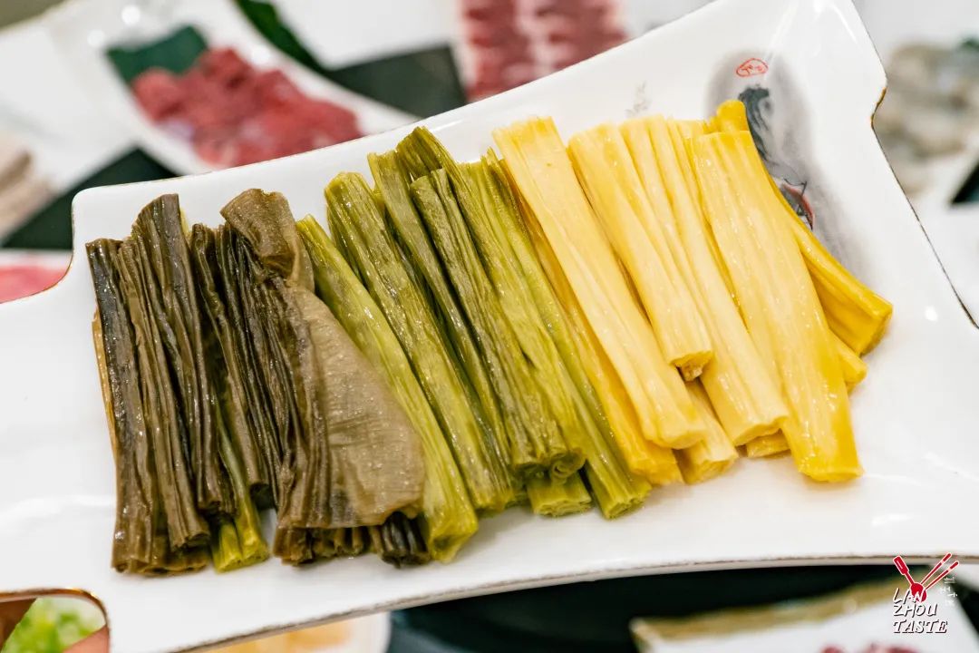浮沫,下入鲜嫩的羊里脊,紧实的大虾,筋道的潮汕牛肉丸,清甜的三色腐竹