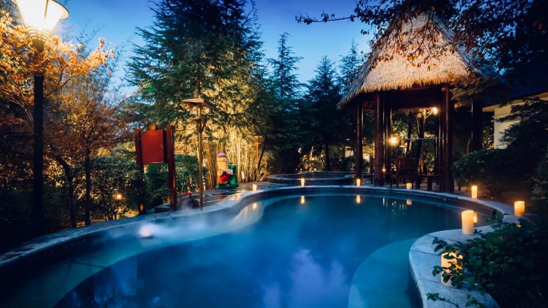 50余席公共温泉汤池依据地势高低起伏而设,在自然山脊中错落分布,山脊