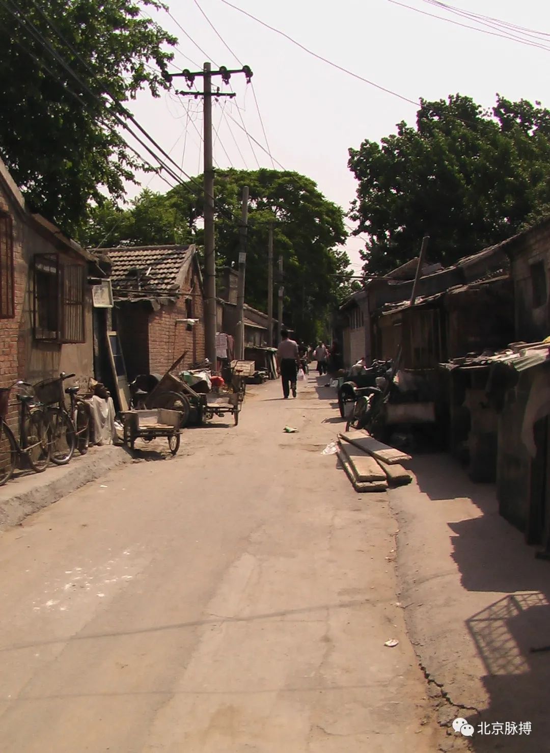 东起春雨胡同,西止北极阁胡同,南与北极阁三条相通,北靠新开路胡同.
