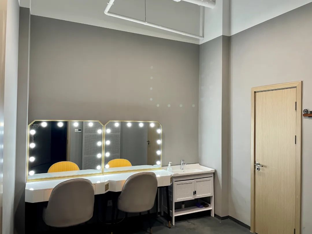 辅助空间包含了公共洗手间,母婴室,后台换装间,排练室,演员休息室,vip