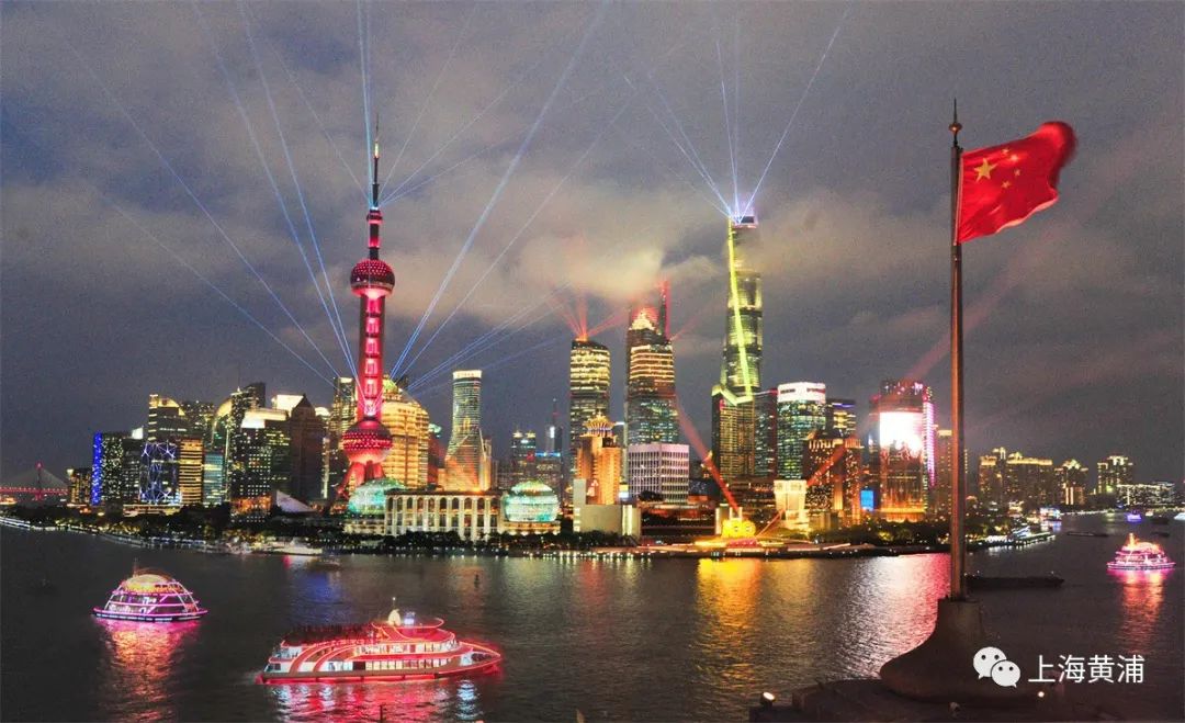 忘初心跟党走为主题的上海庆祝建党百年光影秀在外滩浦江两岸景观区