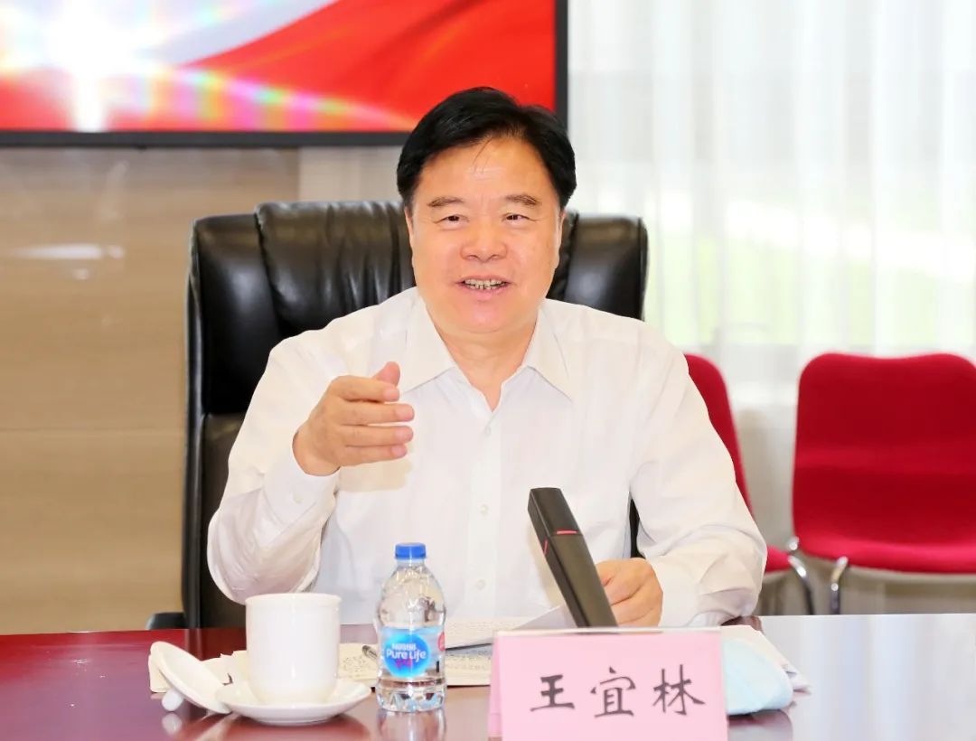 龚艳德,兵器装备集团党组副书记,董事贾宏谦汇报党史学习教育心得体会