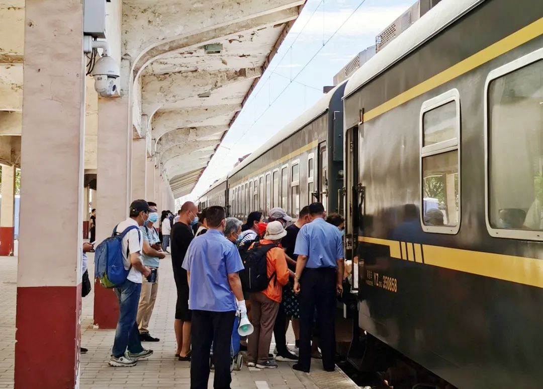 5月17日 k1301次列车停靠黄村火车站