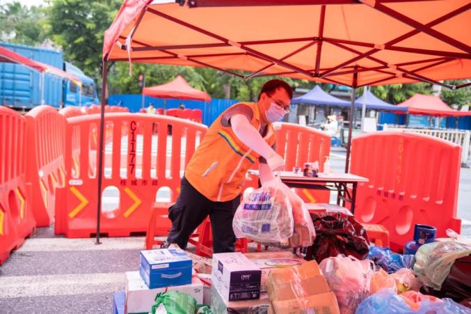 6月3日，志愿者陈灿宏正在准备配送居民物资。