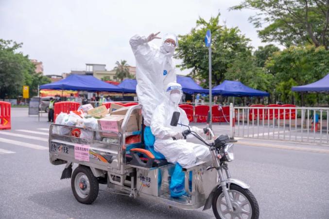 5月31日，志愿者黎宇澄和梁嘉铨运送物资前往封闭管理区域。
