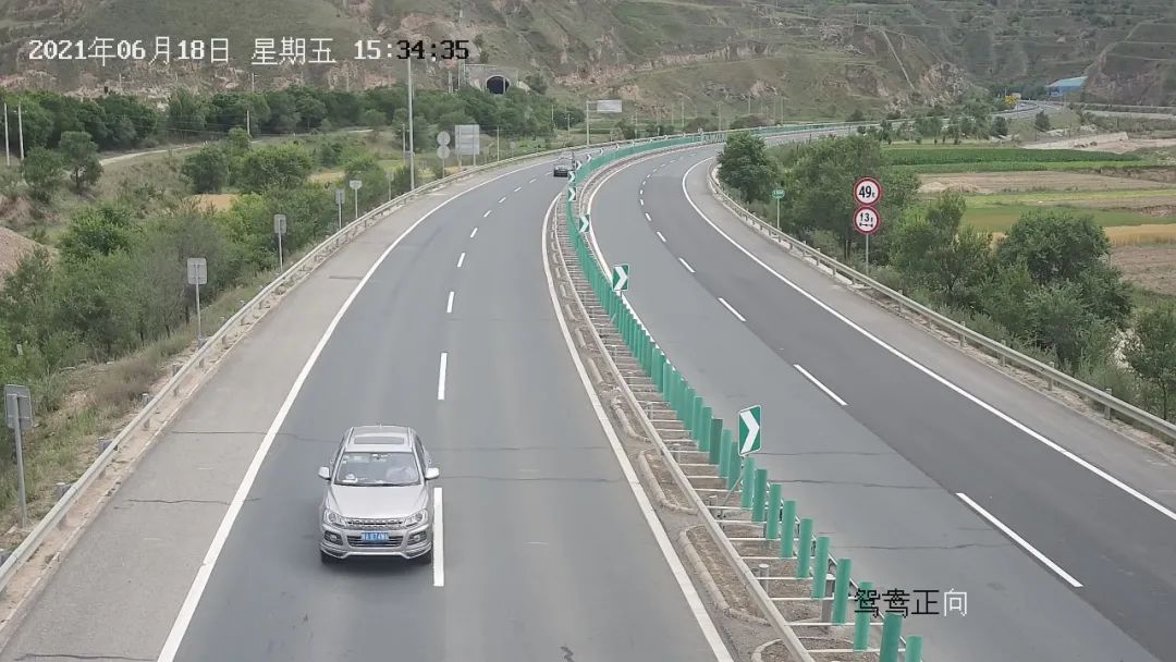 方向)马家山隧道上行线(兰州方向)02 马家山隧道路段车辆通行正常01