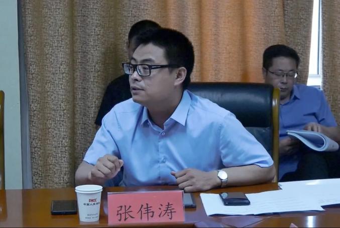 县委常委,宣传部长张伟涛主持会议.