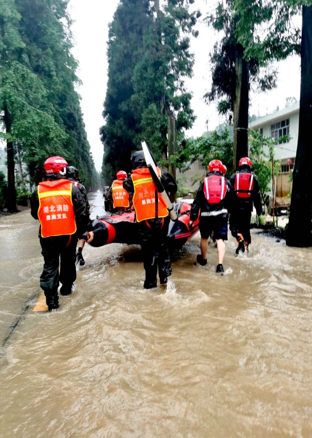 暴雨突袭消防员洪水中最美公主抱救出9旬老奶奶