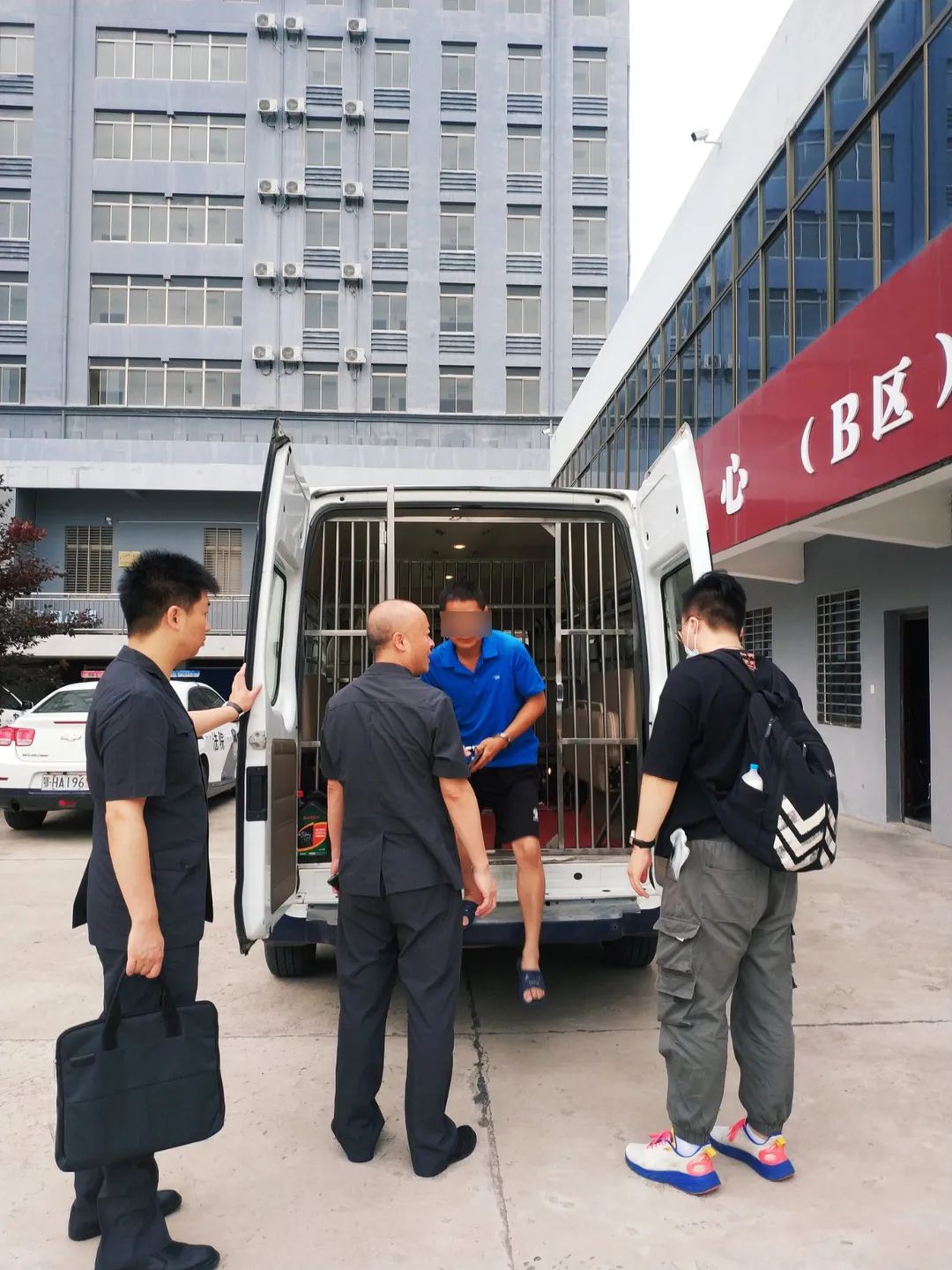 我为群众办实事丨掇刀区法院清晨突击抓"老赖"