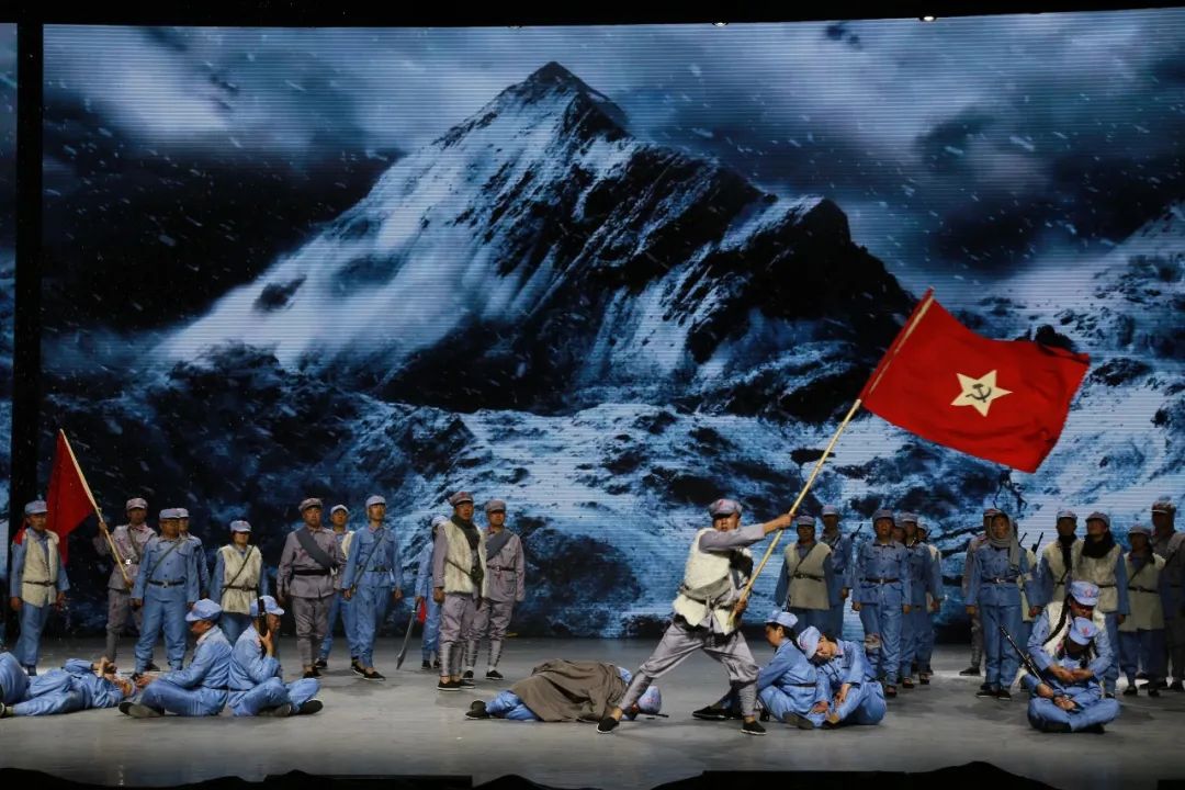 教育整顿80一次与红色精神的邂逅小金法院舞台剧长征精神耀法徽开拍啦