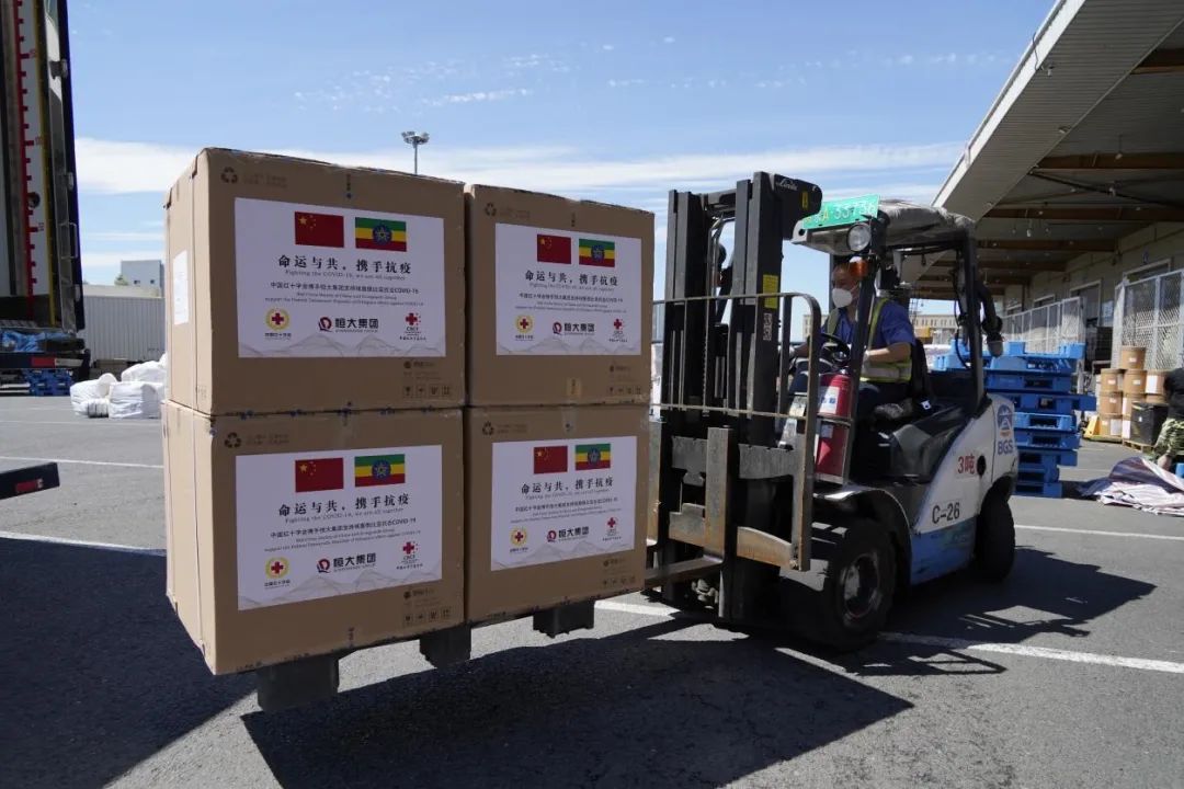 中国红十字会援助埃塞俄比亚10万支新冠疫苗启运
