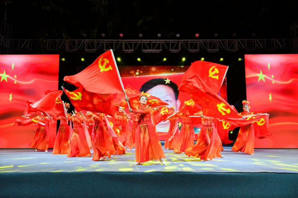 庆祝建党100周年龙华秀英居民自发举办文艺晚会感党恩跟党走