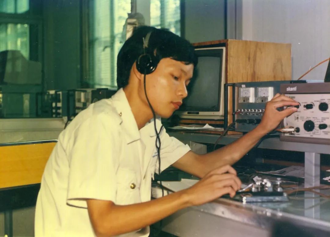 上世纪60年代,港监电台报务员正在工作.