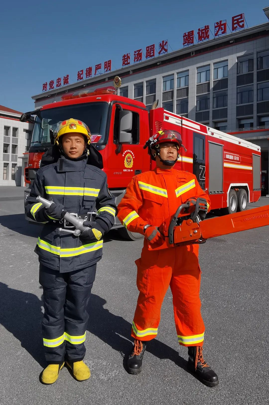 消防版"上阵父子兵":社会平安是共同心愿_政务_澎湃新闻-the paper