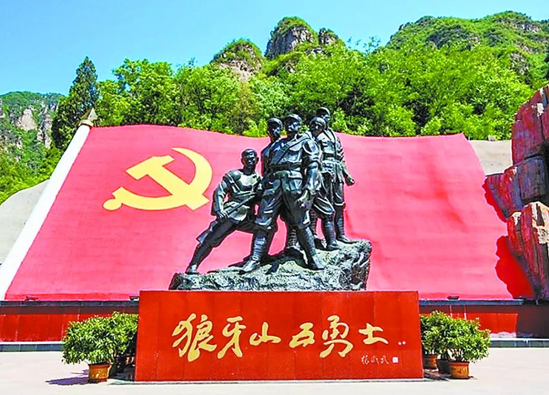 在掩护大部队撤退最后弹尽粮绝被日军包围之时于此山英勇跳崖的故事