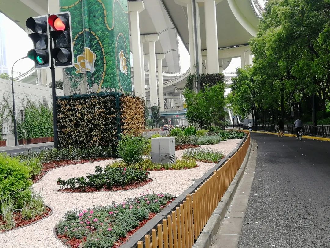 高架是城市的"动脉",高架下的桥荫景观亦是城市风貌的重要载体.