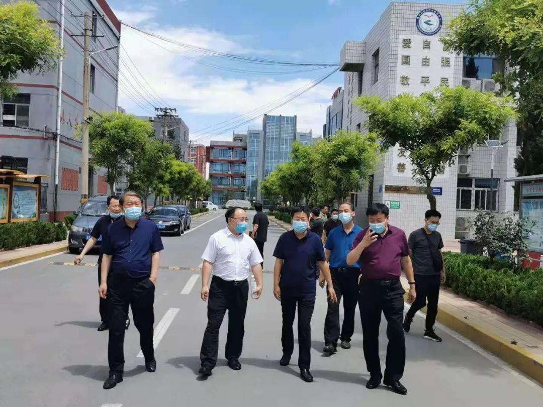 6月20日上午,县委副书记郭全余,县领导王振峰深入考点督导检查全县