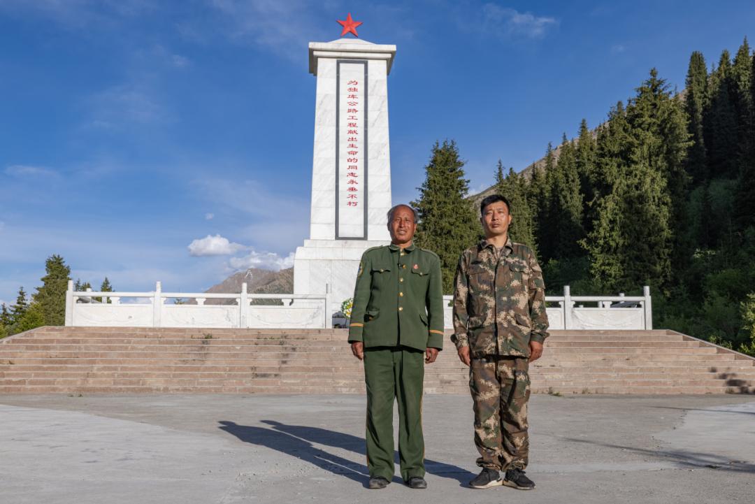 图为陈俊贵(左)和陈小弘(右)在乔尔玛烈士陵园合影年少时,陈小弘曾经