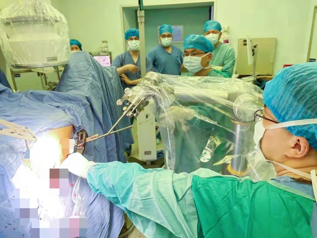 3.5 cm 的小切口，打开生命通道！前海人寿广州总医院胸外科成功实施广州首例单孔胸腔镜下肋骨骨折胸腔内复位内固定手术-医院汇-丁香园
