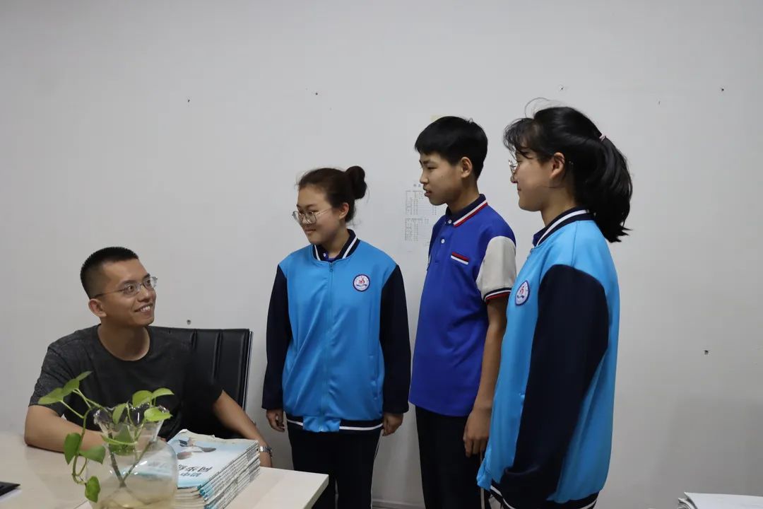 高密市崇文中学薛松老师利用晚自习课间与学生促膝谈心,为学生心理