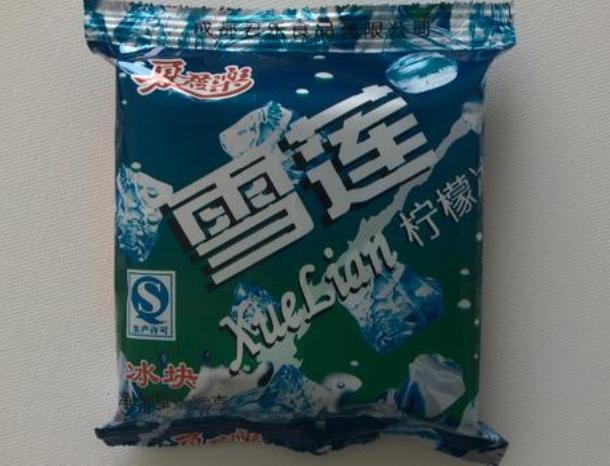 雪莲冰块人气最高,透明的冰块,配料以柠檬水和糖为主,冰爽的口感最为