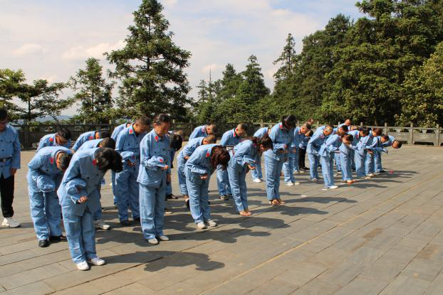 全体党员向革命烈士鞠躬,默哀