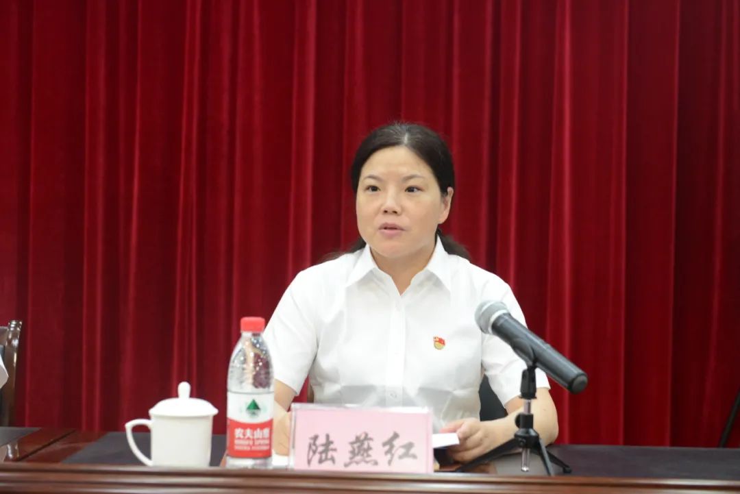 陆燕红表示,坚决拥护,服从市委的决定,衷心感谢组织的培养,教育和信任